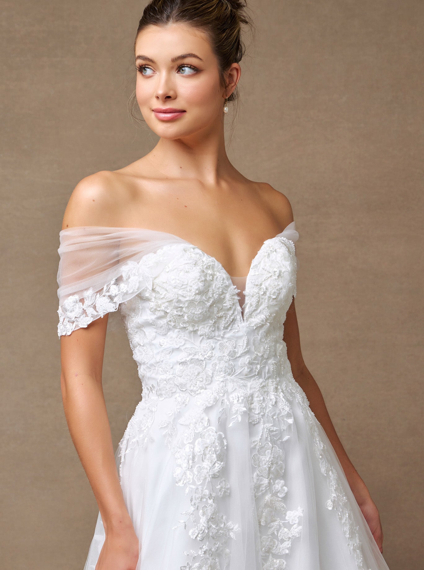 Vestido de Novia En Línea A Con Hombros Fuera Escote Corazón y Hombos de Fuera.