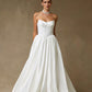 Vestido de Novia Corte en A sin Tirantes y con gargantilla Color Off White.