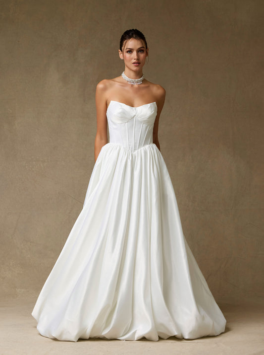 Vestido de Novia Corte en A sin Tirantes y con gargantilla Color Off White.