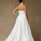 Vestido de Novia Corte en A sin Tirantes y con gargantilla Color Off White.