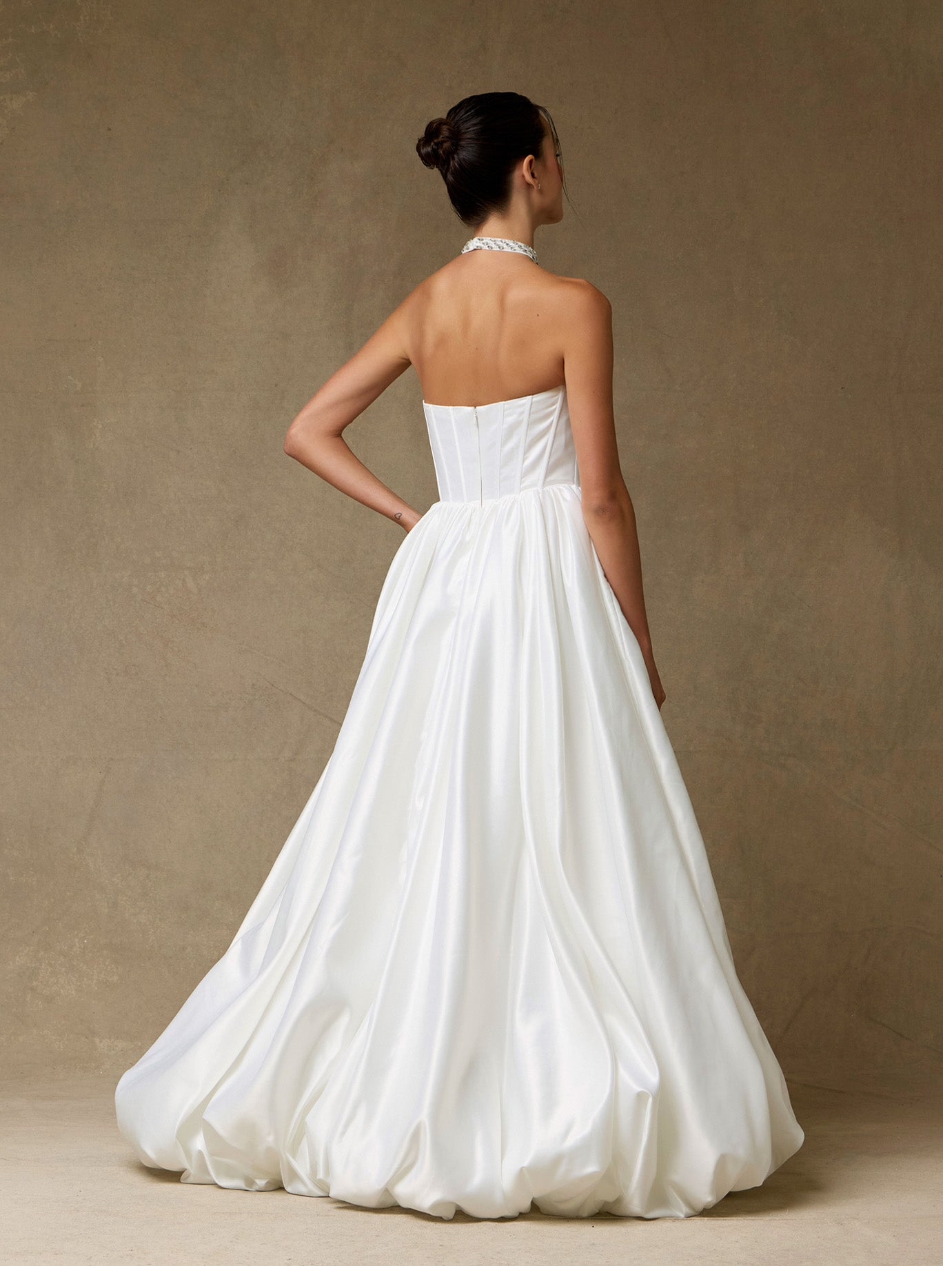Vestido de Novia Corte en A sin Tirantes y con gargantilla Color Off White.