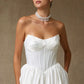 Vestido de Novia Corte en A sin Tirantes y con gargantilla Color Off White.