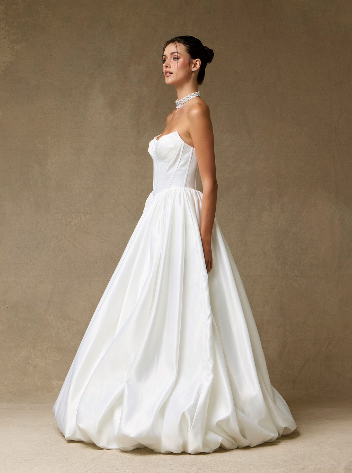 Vestido de Novia Corte en A sin Tirantes y con gargantilla Color Off White.