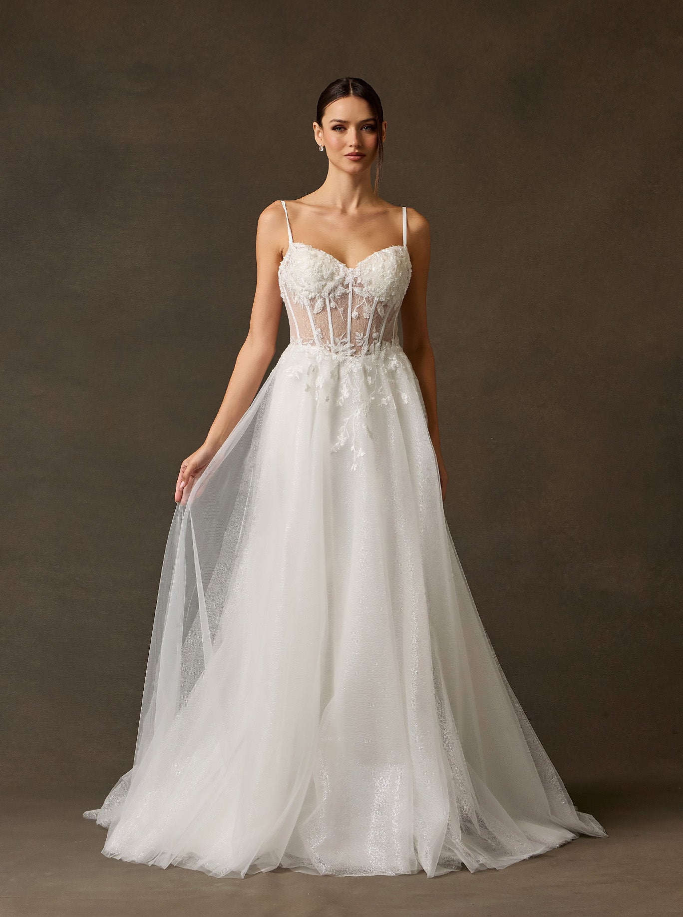 Vestido de Novia Línea A con Bordado de Lentejuelas y Perlas color Off White.