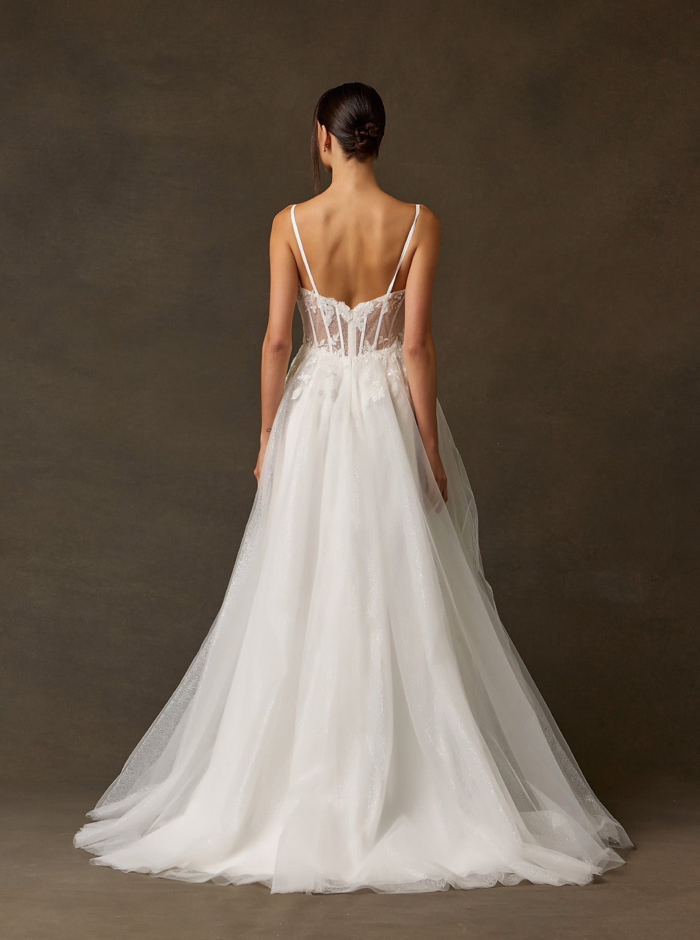 Vestido de Novia Línea A con Bordado de Lentejuelas y Perlas color Off White.