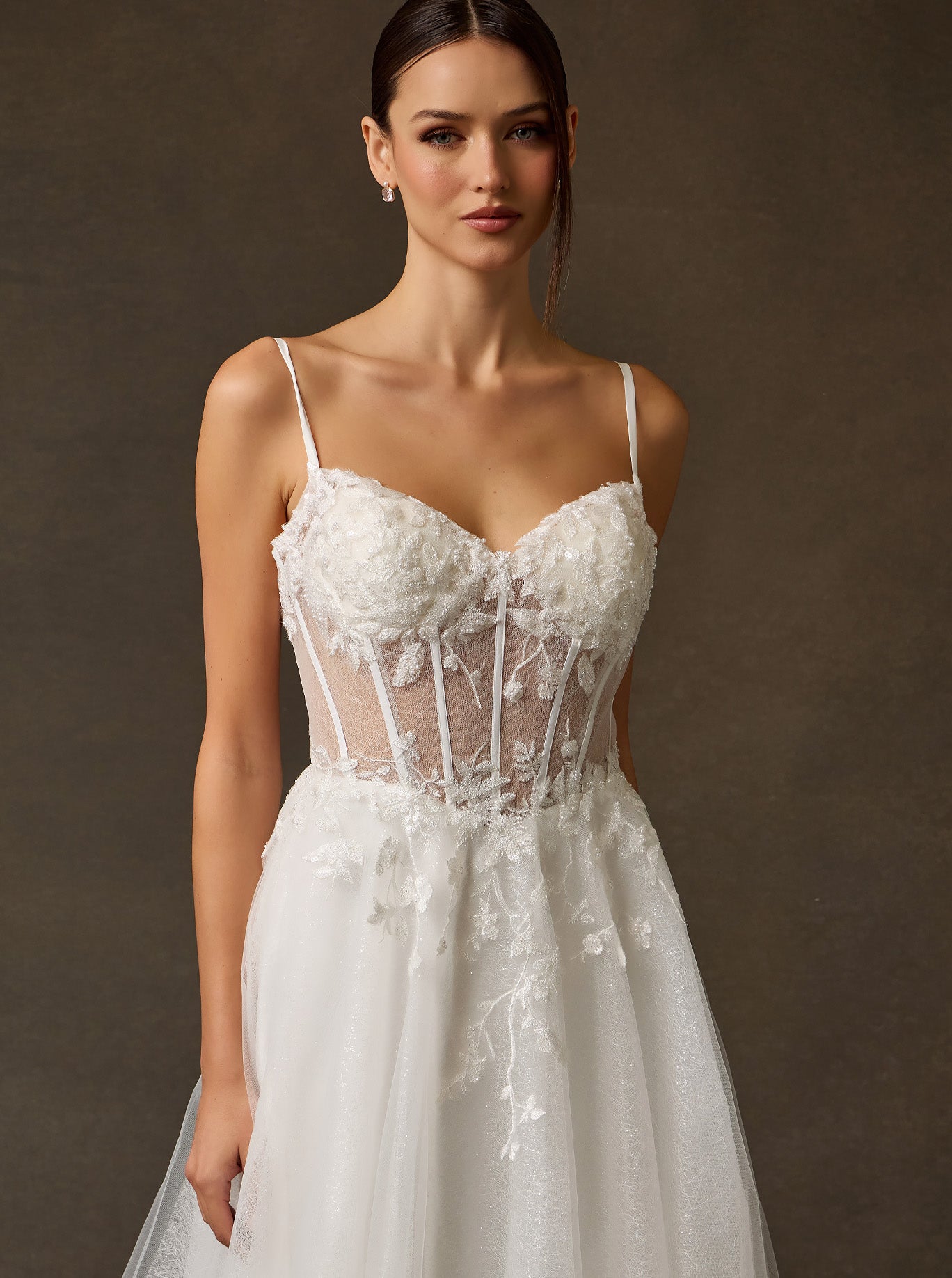 Vestido de Novia Línea A con Bordado de Lentejuelas y Perlas color Off White.