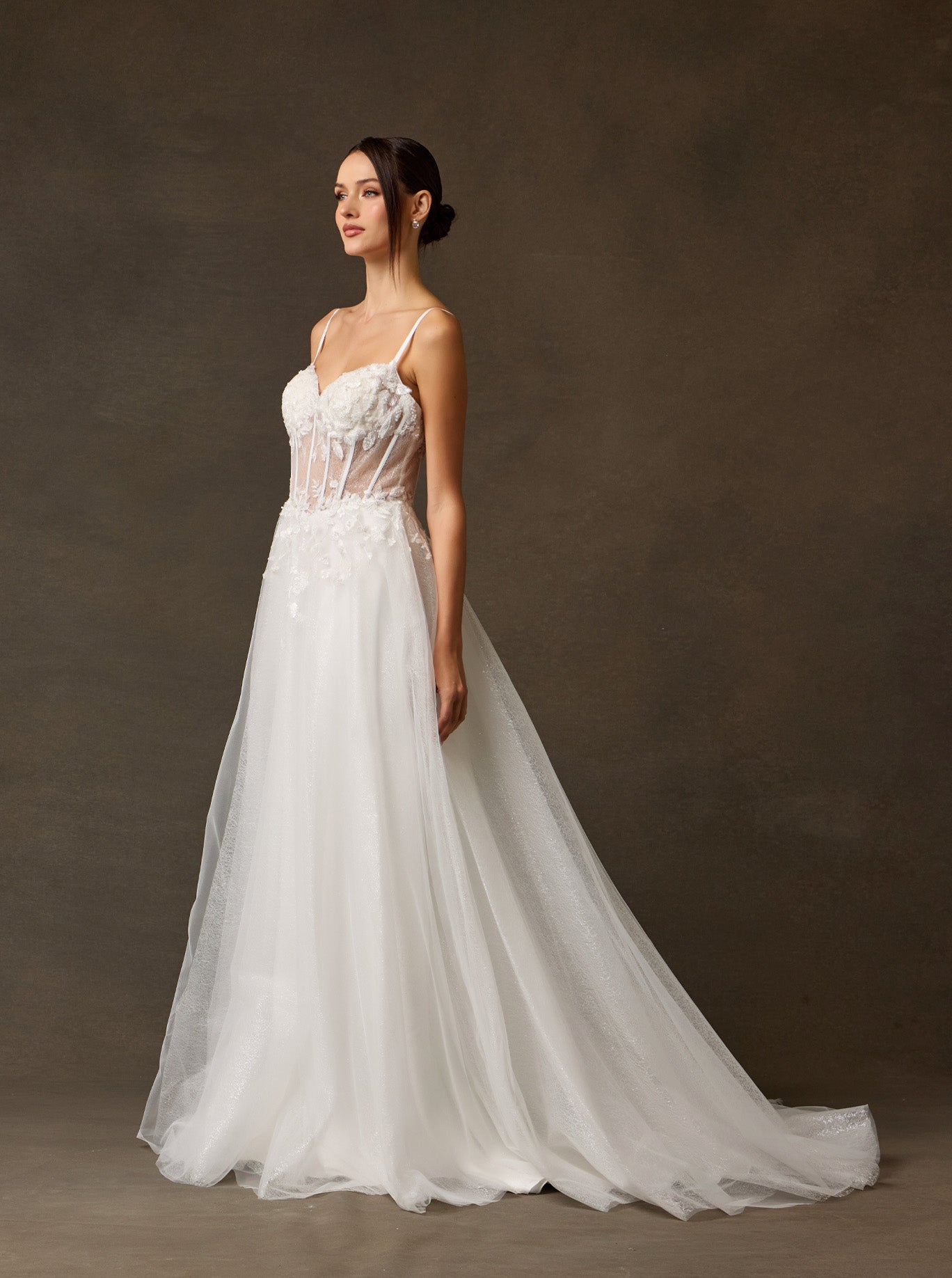 Vestido de Novia Línea A con Bordado de Lentejuelas y Perlas color Off White.