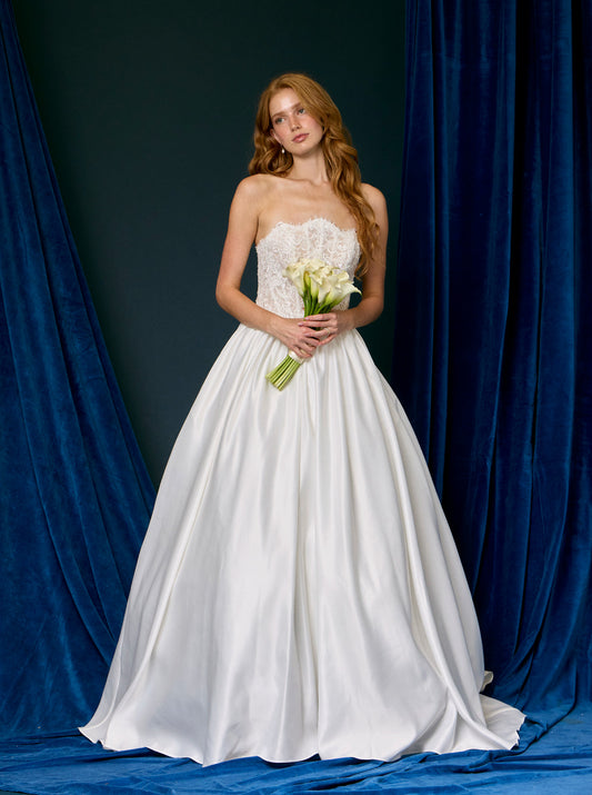 Vestido de Novia Corte Princesa, Sin Tirantes, Espalda Acordonada, Bolsillos Laterales y  Cauda, Color Off White