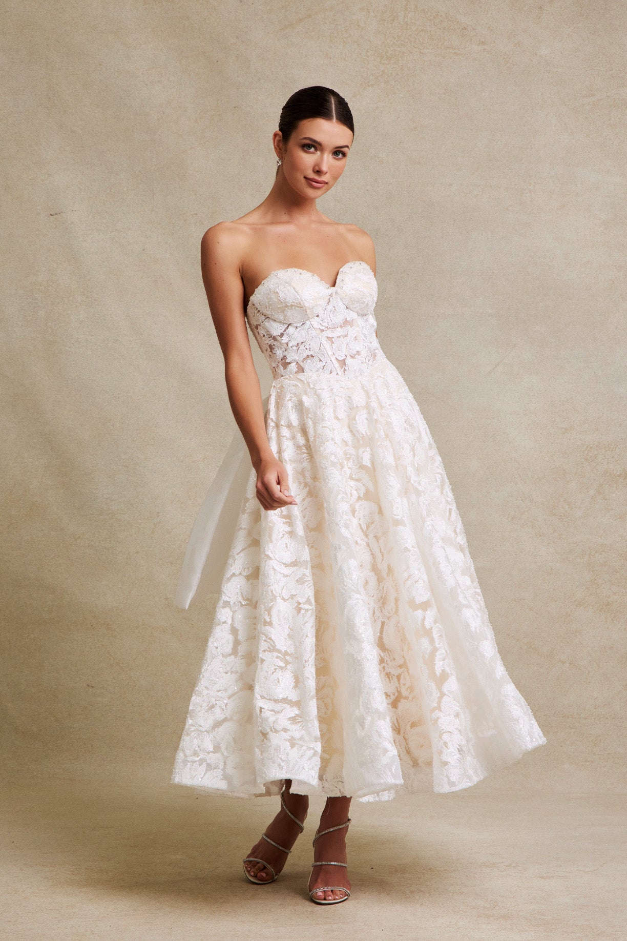 Vestido Estrapless con Escote de Corazón de Encaje Bordado con Cuentas y Lentejuelas, Color Off White Nude