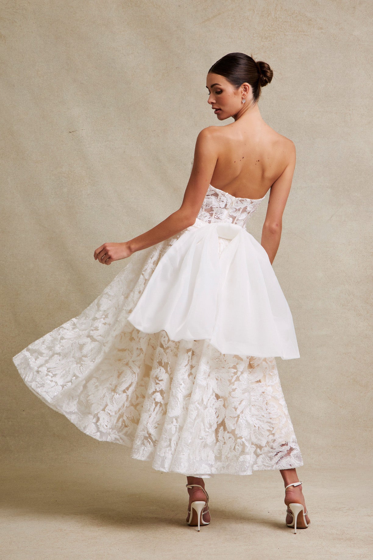 Vestido Estrapless con Escote de Corazón de Encaje Bordado con Cuentas y Lentejuelas, Color Off White Nude