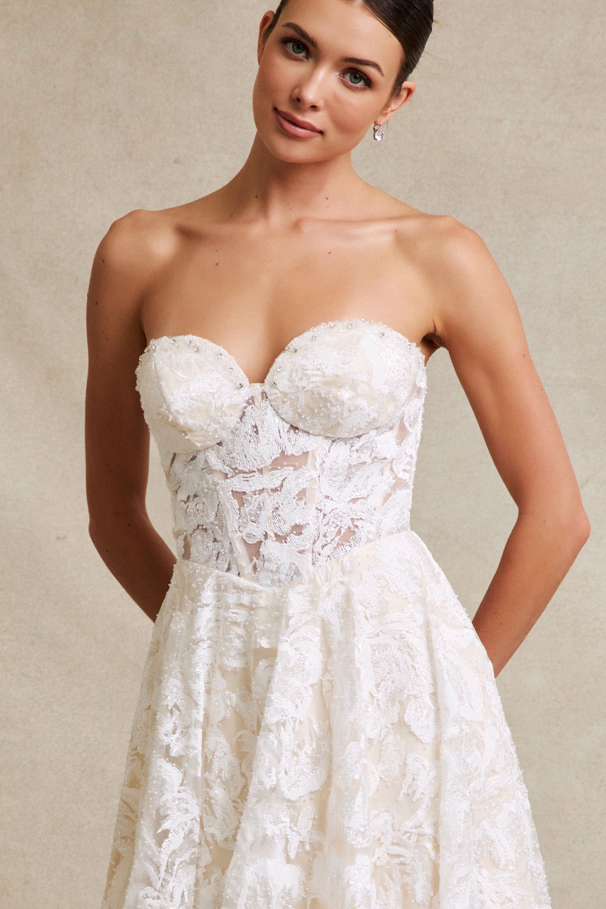 Vestido Estrapless con Escote de Corazón de Encaje Bordado con Cuentas y Lentejuelas, Color Off White Nude