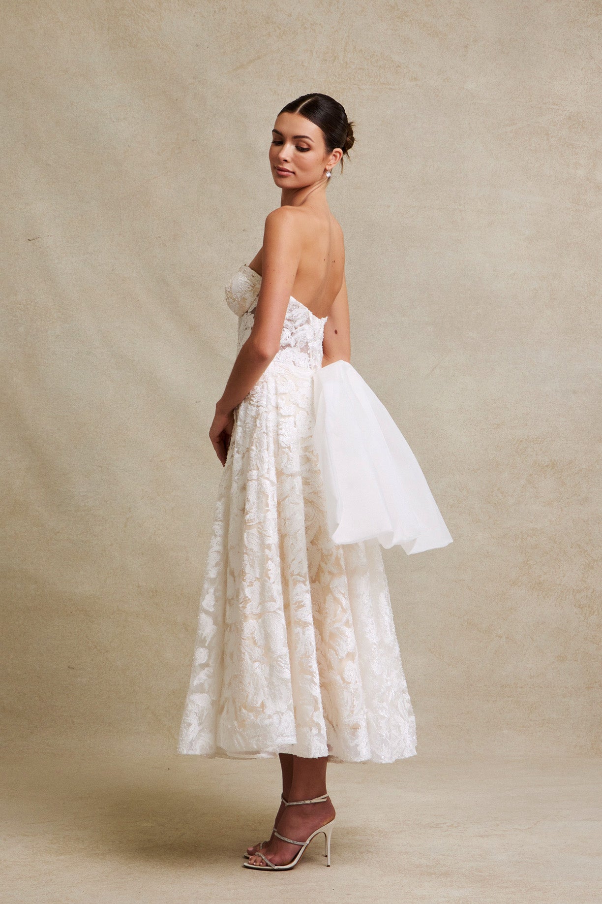 Vestido Estrapless con Escote de Corazón de Encaje Bordado con Cuentas y Lentejuelas, Color Off White Nude