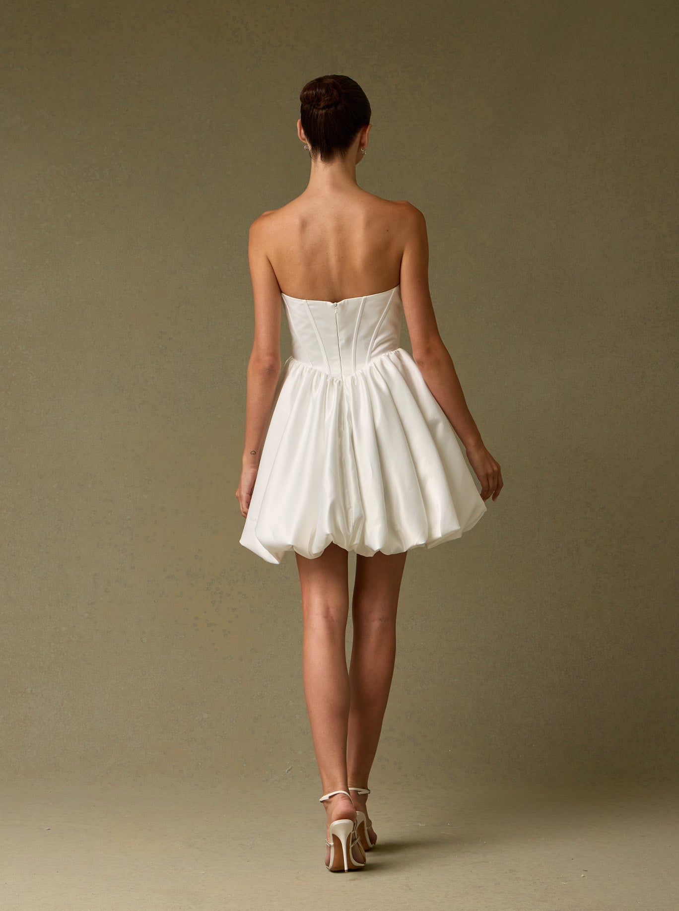 Vestido Coto en A, Con Escote Corazón Drapeado, Color Off White