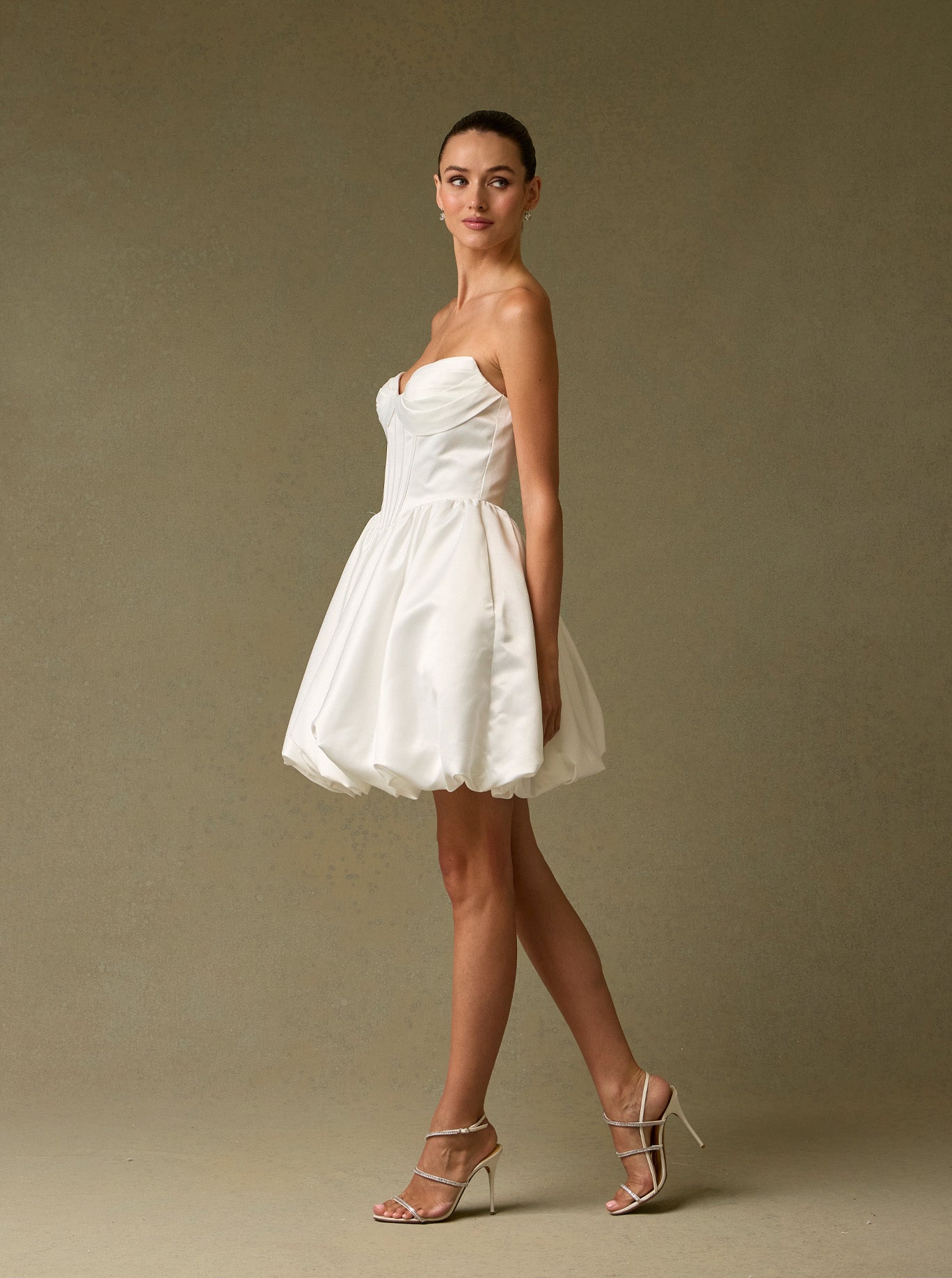 Vestido Coto en A, Con Escote Corazón Drapeado, Color Off White
