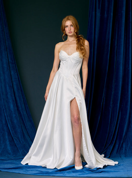 Vestido de Novia de Satén en Corte A, sin Tirantes, Escote Corazón Drapeado con Abertura en la Pierna y Bolsillos Laterales, Color Off White
