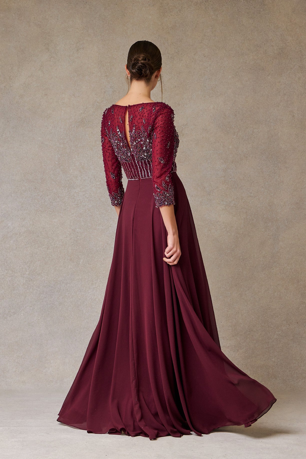 Vestido en Corte A Bordado con Cuentas, Cristales y Lentejuelas con Mangas 3/4, Color Burgundy