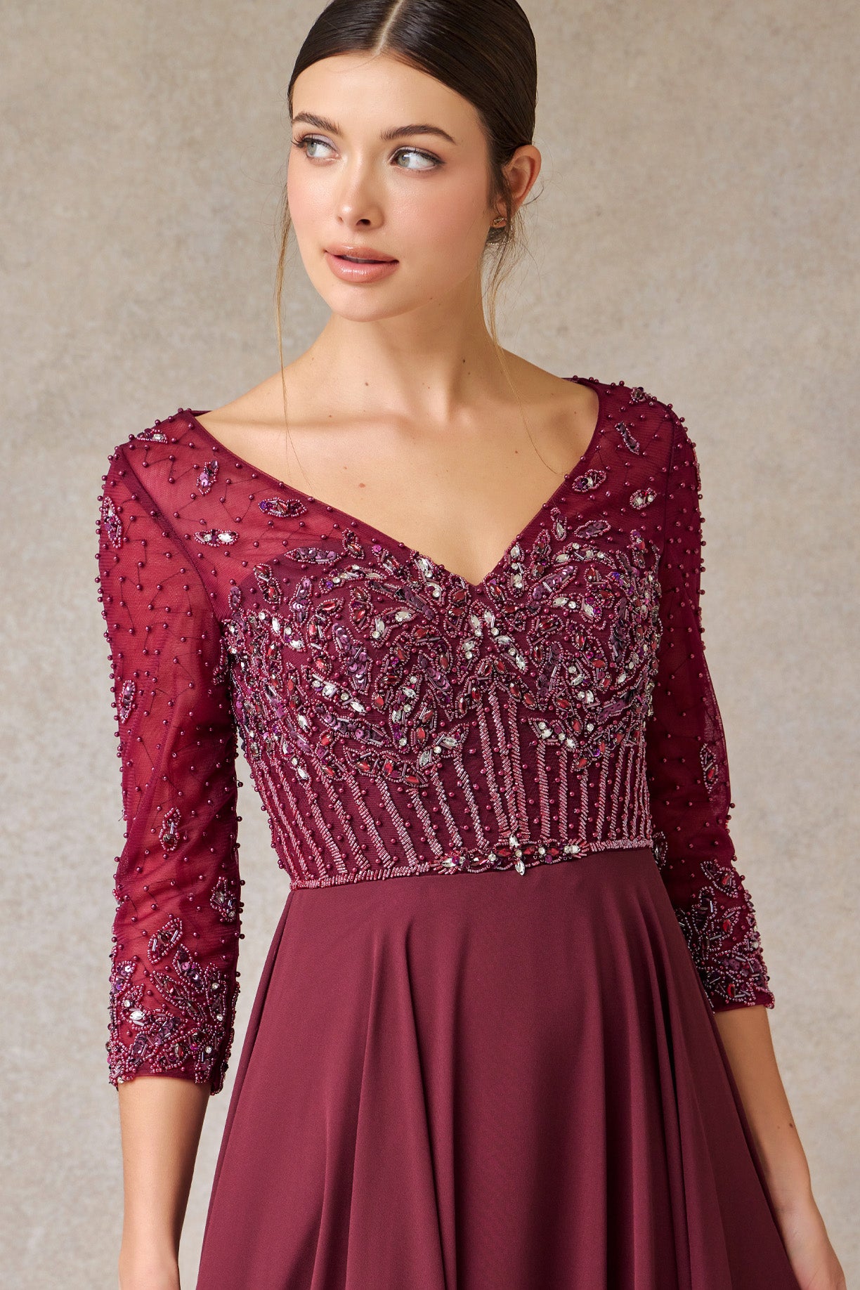 Vestido en Corte A Bordado con Cuentas, Cristales y Lentejuelas con Mangas 3/4, Color Burgundy