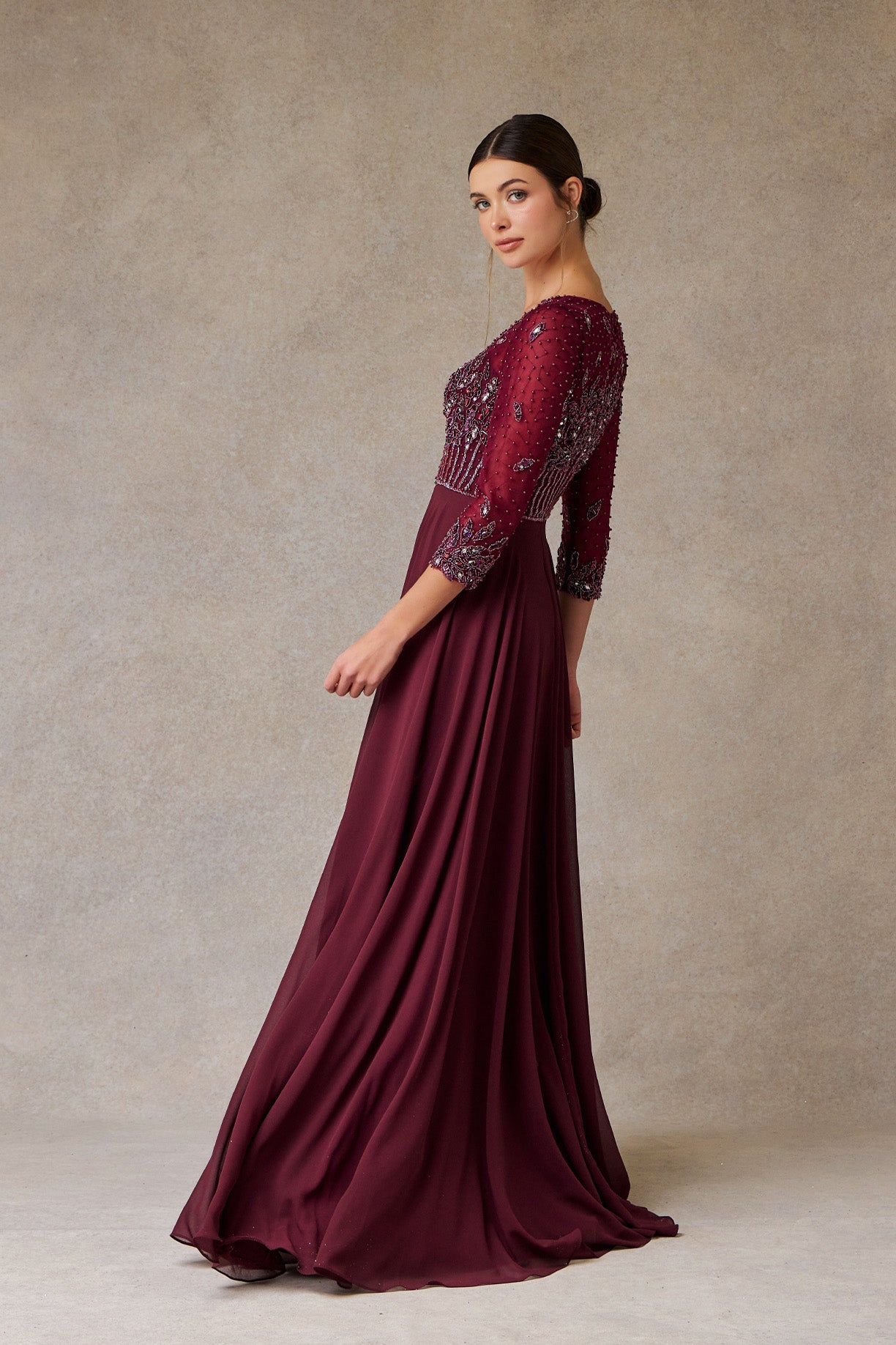 Vestido en Corte A Bordado con Cuentas, Cristales y Lentejuelas con Mangas 3/4, Color Burgundy