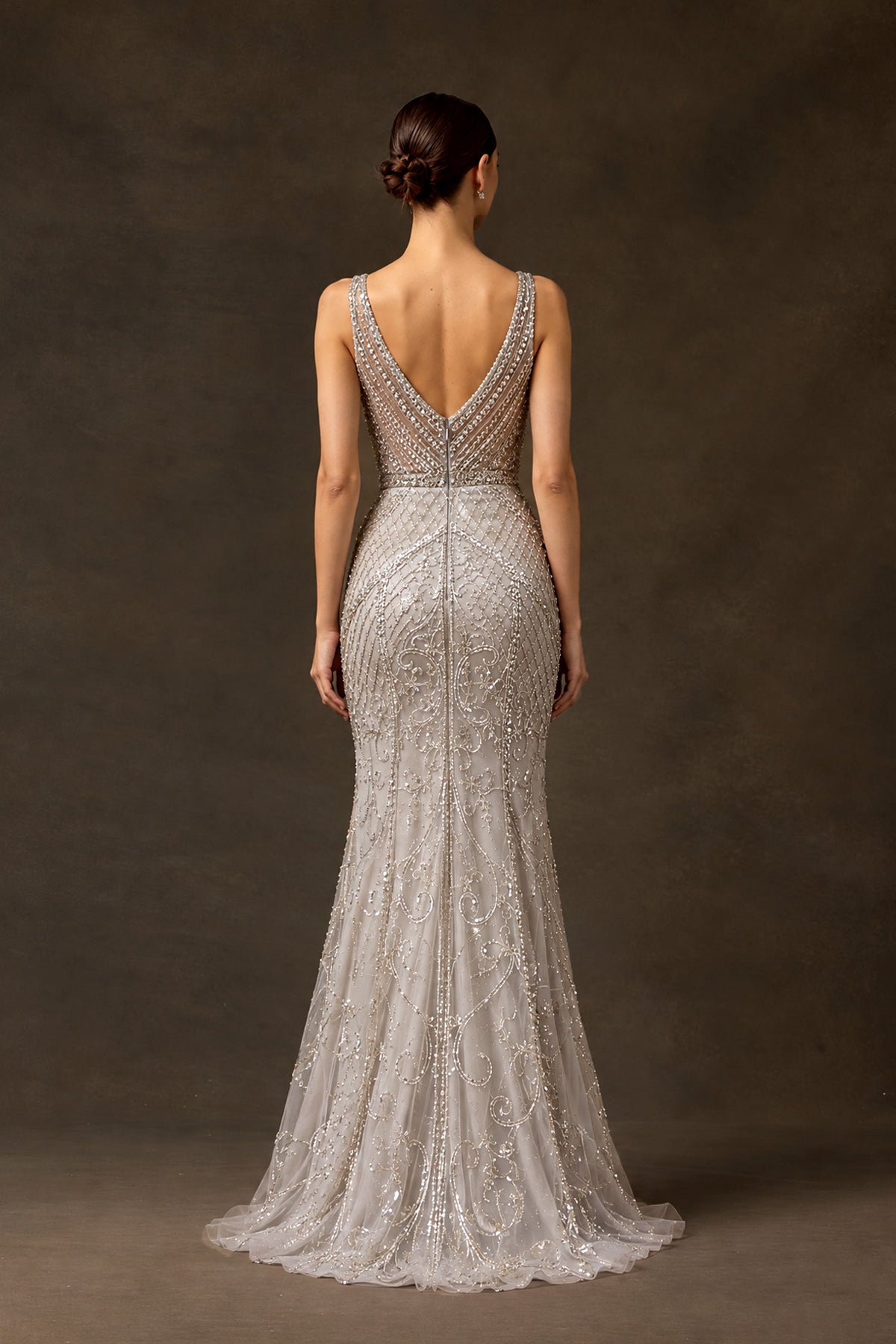 Vestido Corte Ajustado, Escote En V, Sin Mangas, de Tul con Cristales, Pedrería y Lentejuela, Color Silver