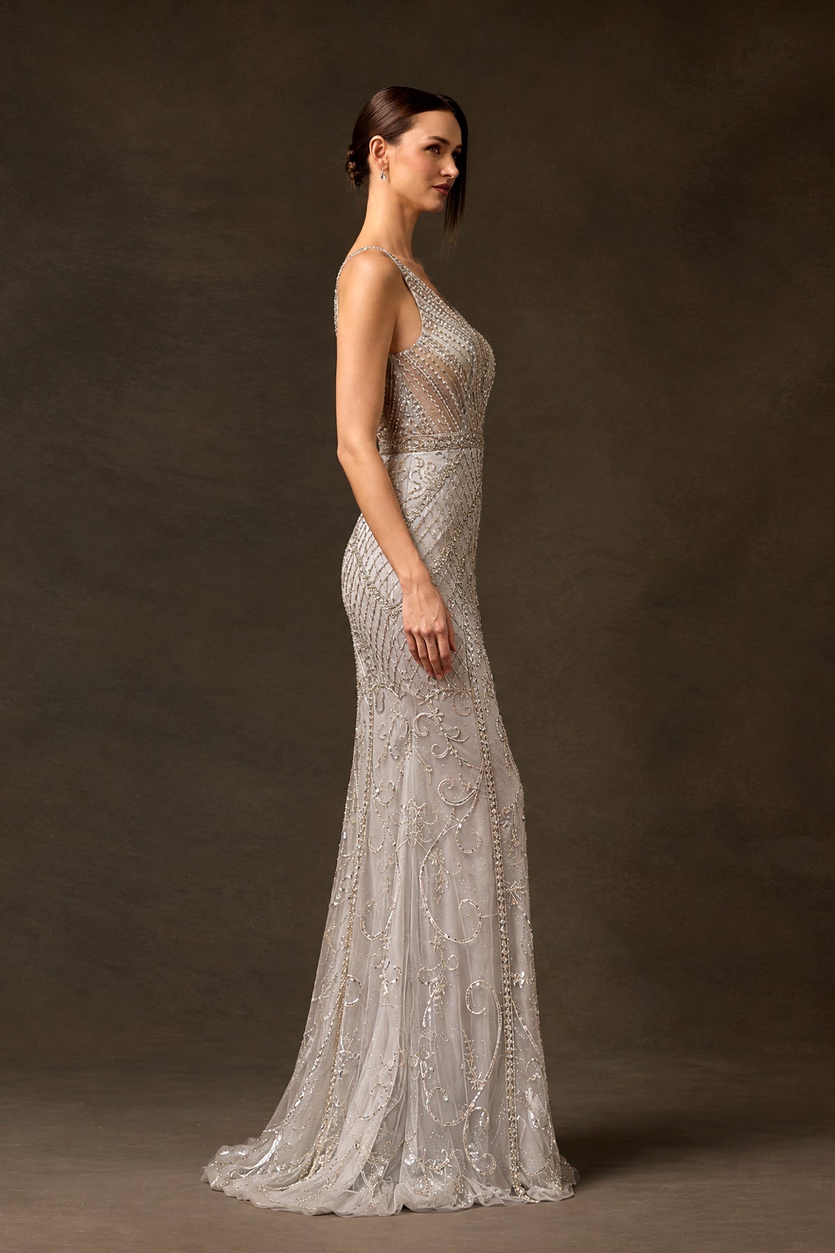 Vestido Corte Ajustado, Escote En V, Sin Mangas, de Tul con Cristales, Pedrería y Lentejuela, Color Silver