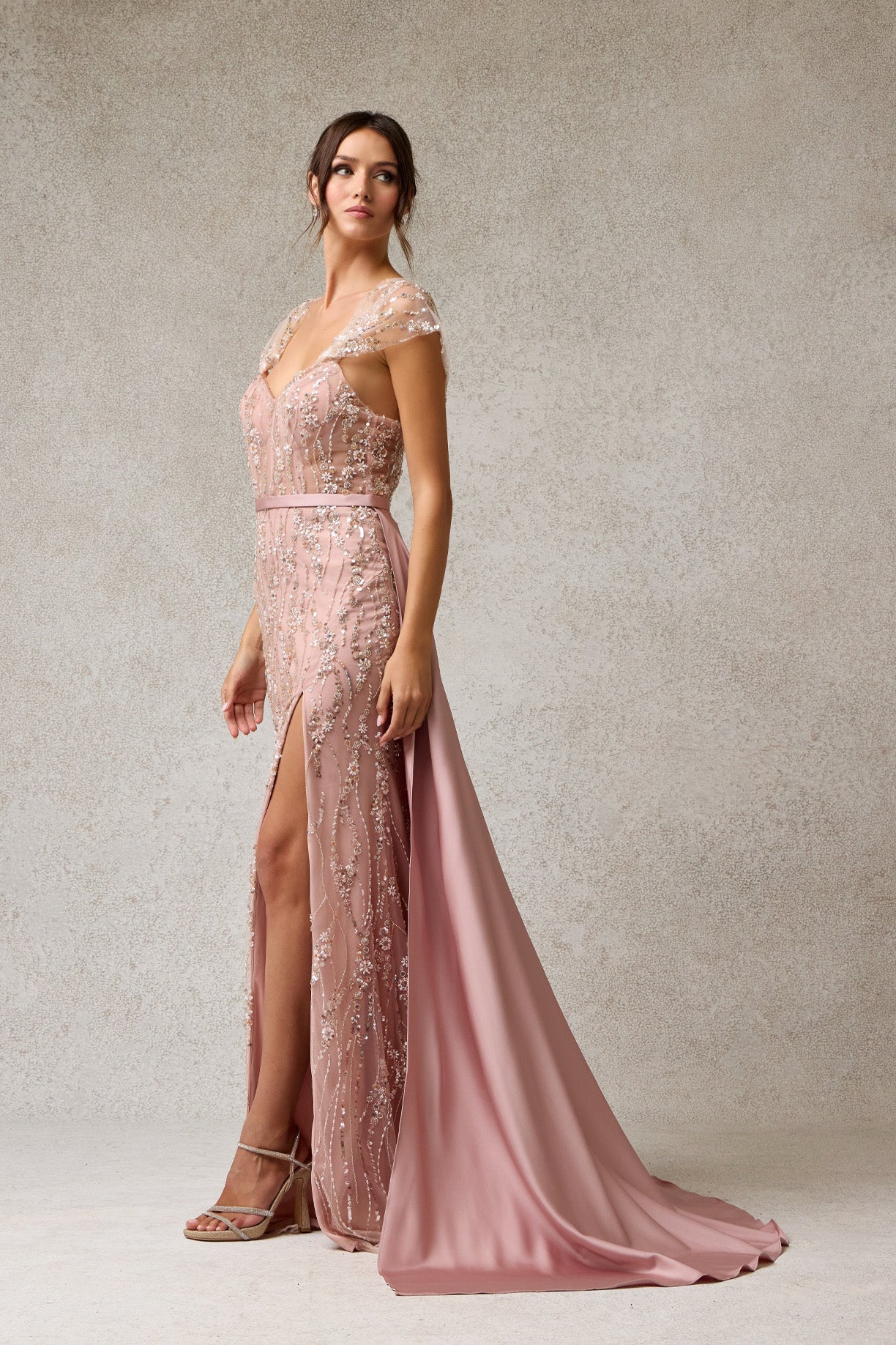 Vestido de Tul con Cristales, Perlas y Lentejuelas con Cauda Desmontable, Color Blush