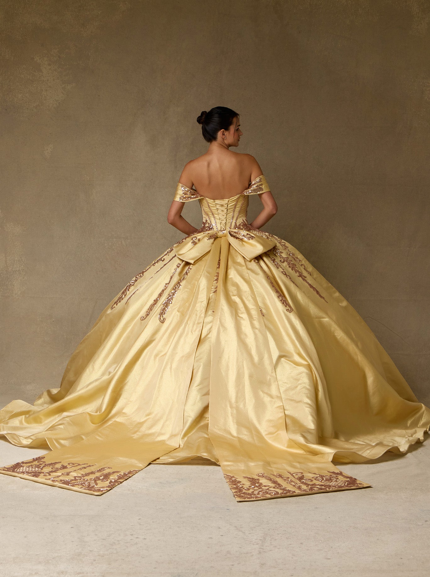 Vestido de Fiesta con Hombros Descubiertos, Escote de Corazón y Lazo Desmontable, Color Gold