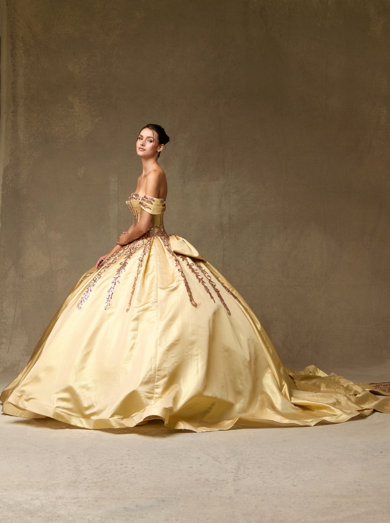 Vestido de Fiesta con Hombros Descubiertos, Escote de Corazón y Lazo Desmontable, Color Gold