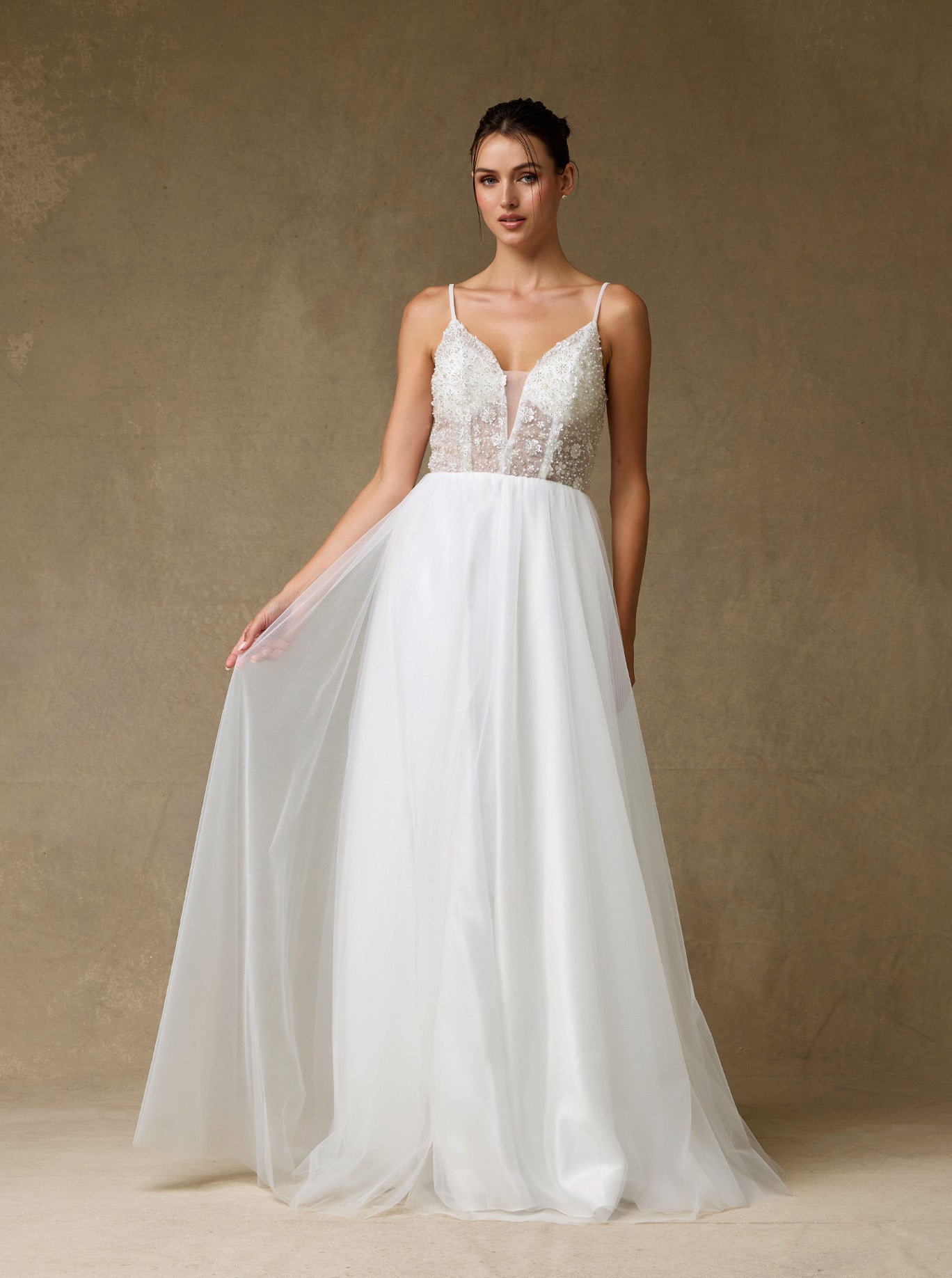 Vestido de Novia en Corte A, de Tul con Aplicaciones de Cuentas, Lentejuelas y Perlas, Con Tirantes y Cuello en V, Color Off White