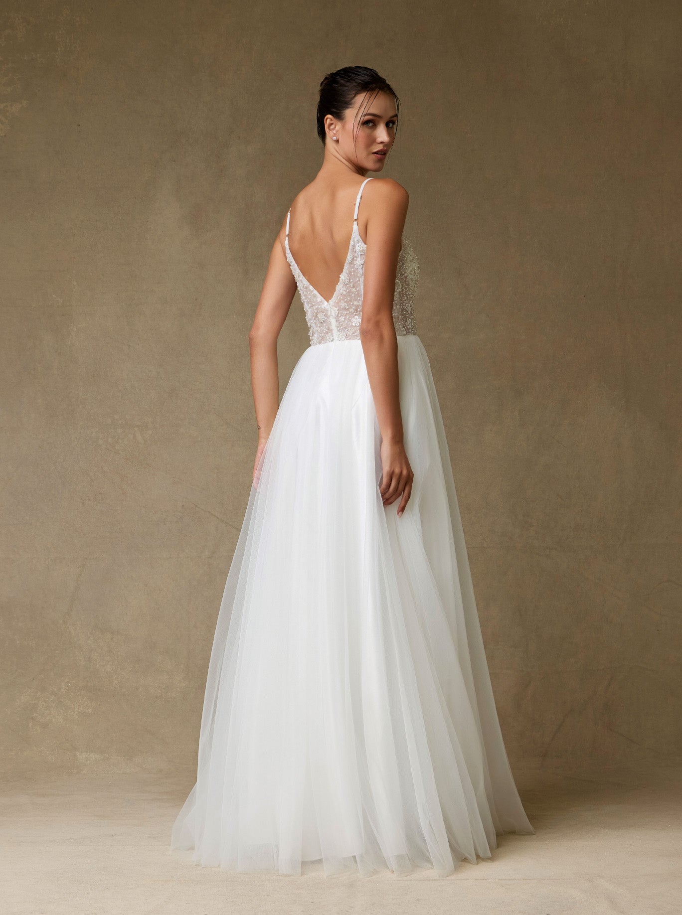 Vestido de Novia en Corte A, de Tul con Aplicaciones de Cuentas, Lentejuelas y Perlas, Con Tirantes y Cuello en V, Color Off White