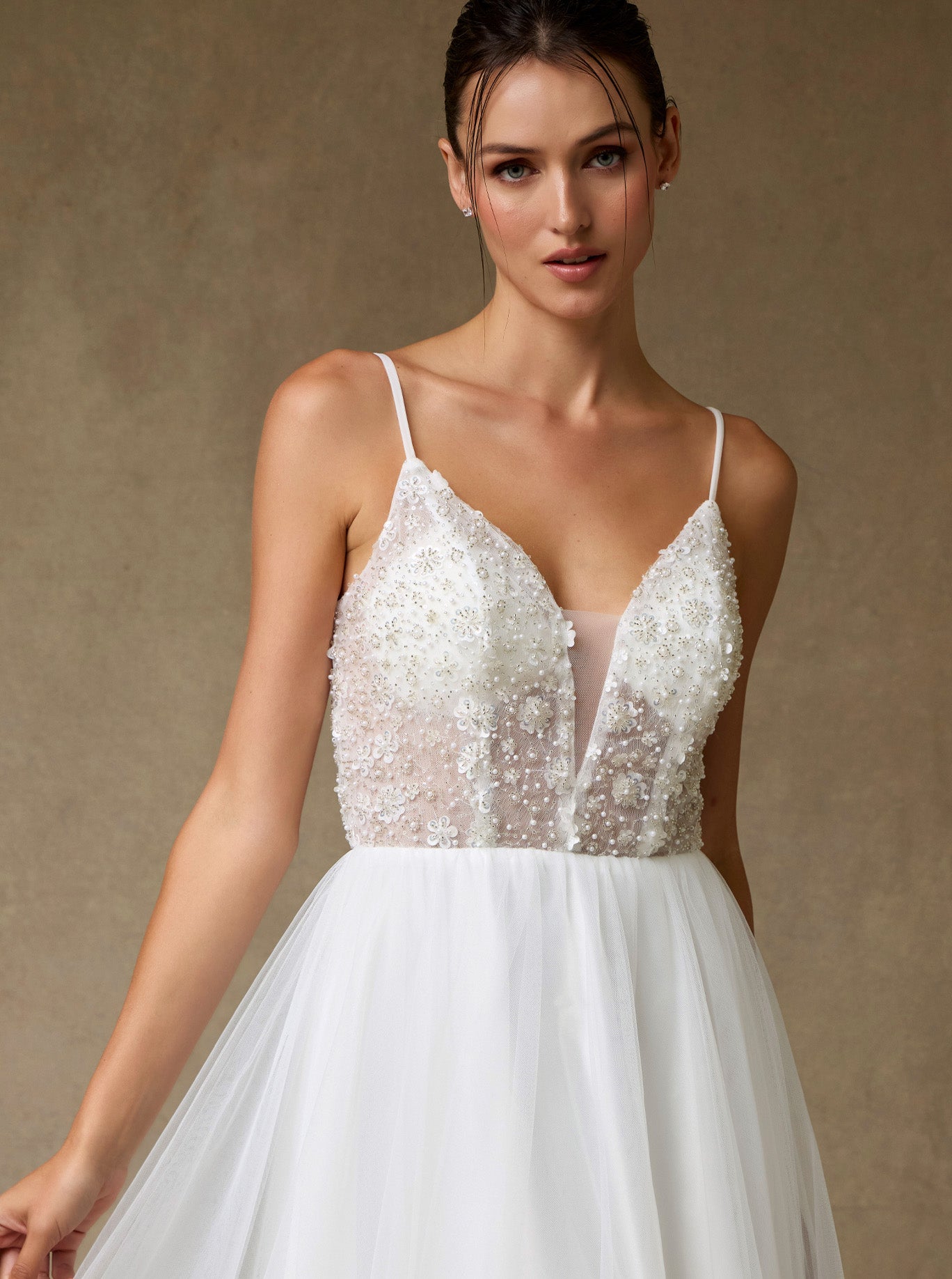 Vestido de Novia en Corte A, de Tul con Aplicaciones de Cuentas, Lentejuelas y Perlas, Con Tirantes y Cuello en V, Color Off White