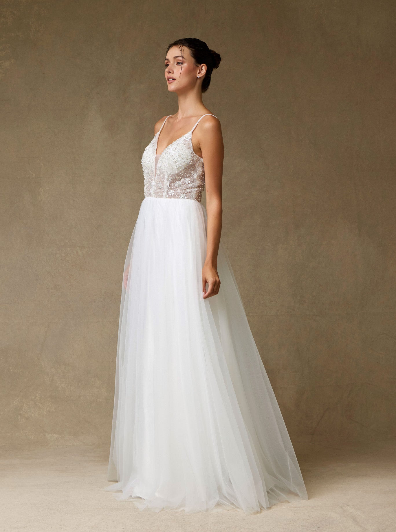 Vestido de Novia en Corte A, de Tul con Aplicaciones de Cuentas, Lentejuelas y Perlas, Con Tirantes y Cuello en V, Color Off White