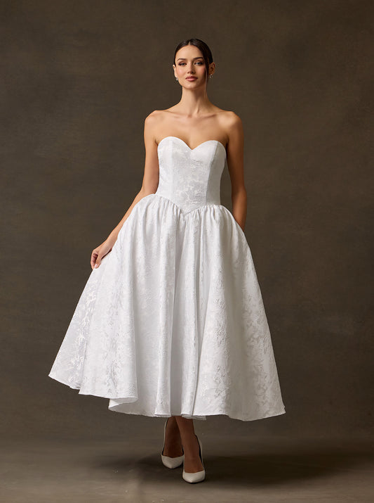Vestido Corte Midi, Sin Tirantes, Escote Corazón y Bolsillos Laterales, Color Off White