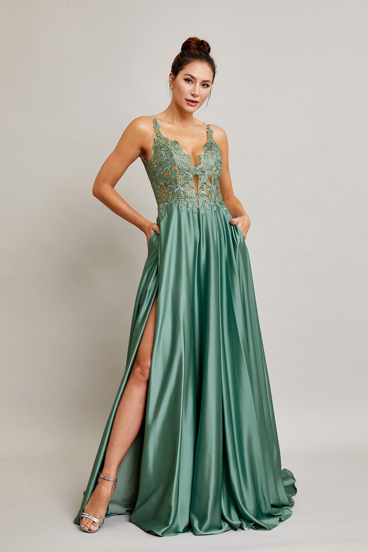 Vestido En Línea A Con Tirantes y con Abertura Color Sage.