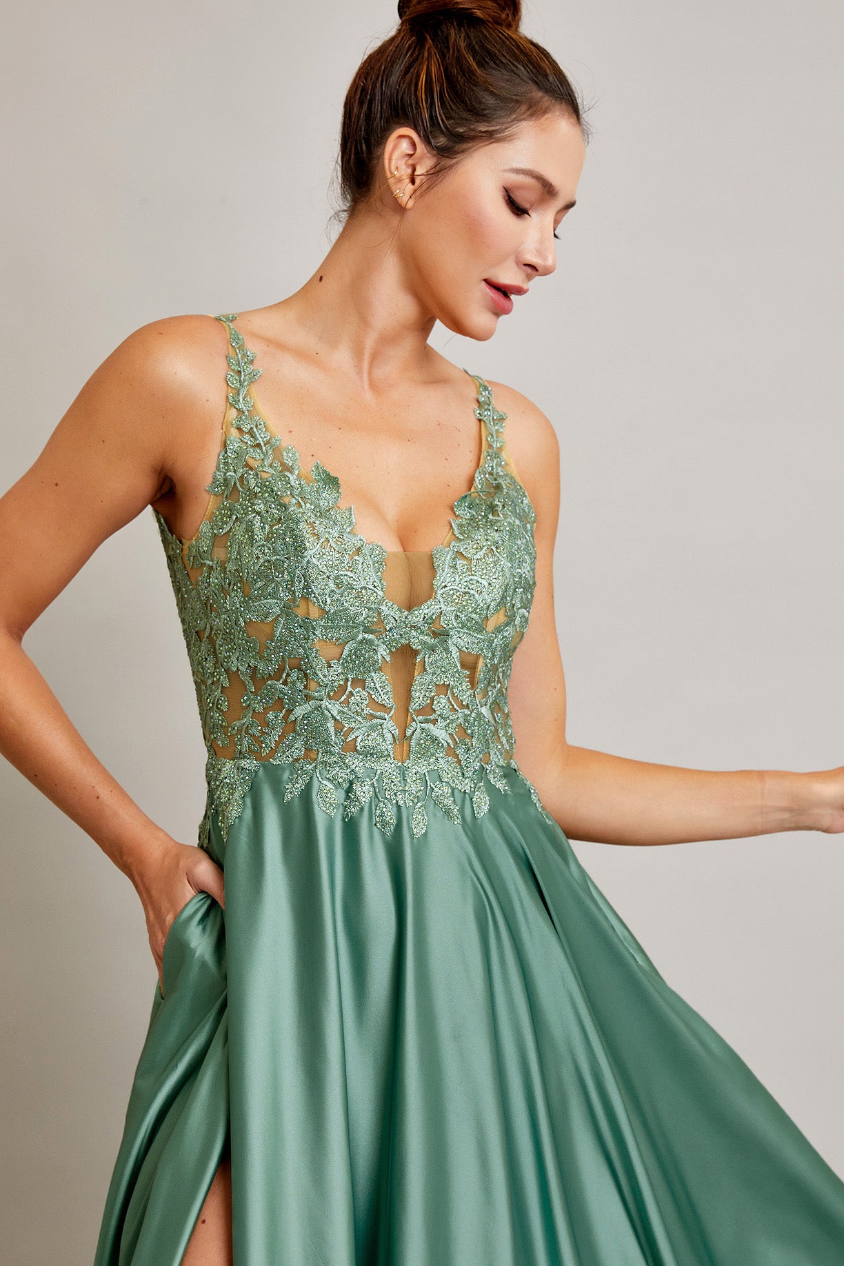 Vestido En Línea A Con Tirantes y con Abertura Color Sage.