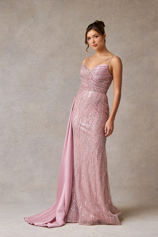 Vestido Corte Sirena Con Tirantes Con Funda de lado Color Blush.