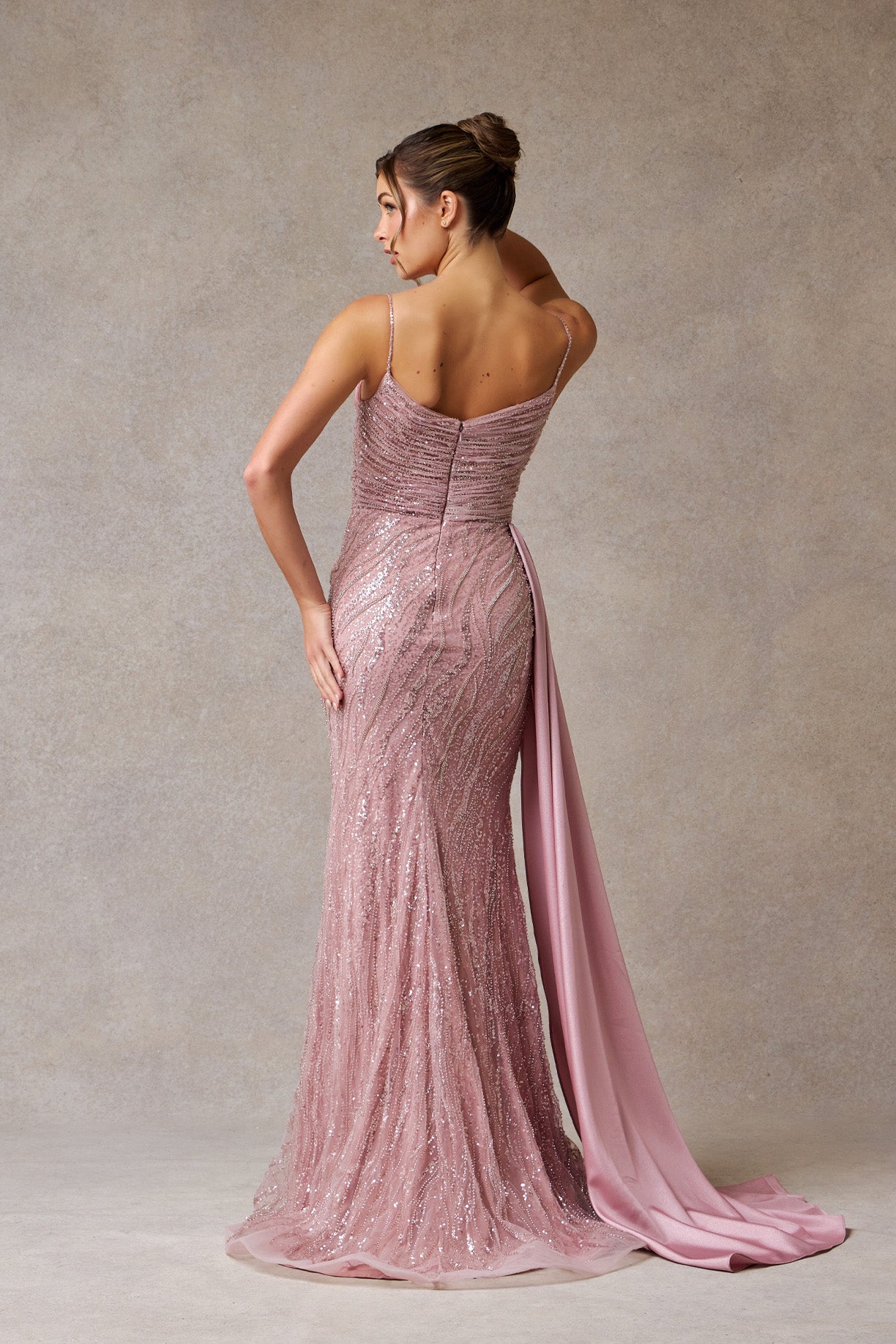 Vestido Corte Sirena Con Tirantes Con Funda de lado Color Blush.