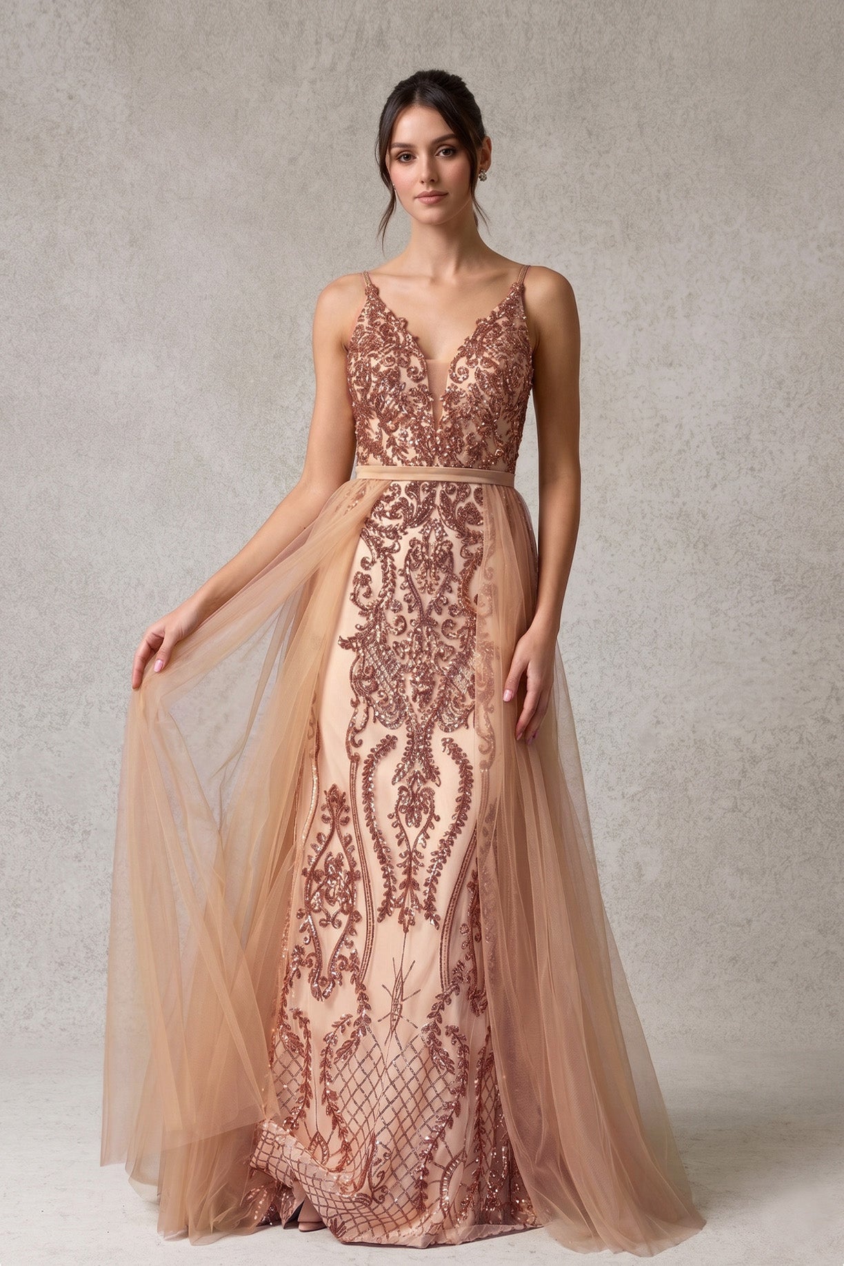 Vestido Bordado con Tirantes y Sobrefalda de Tul, Colores Burgundy y Rse Gold