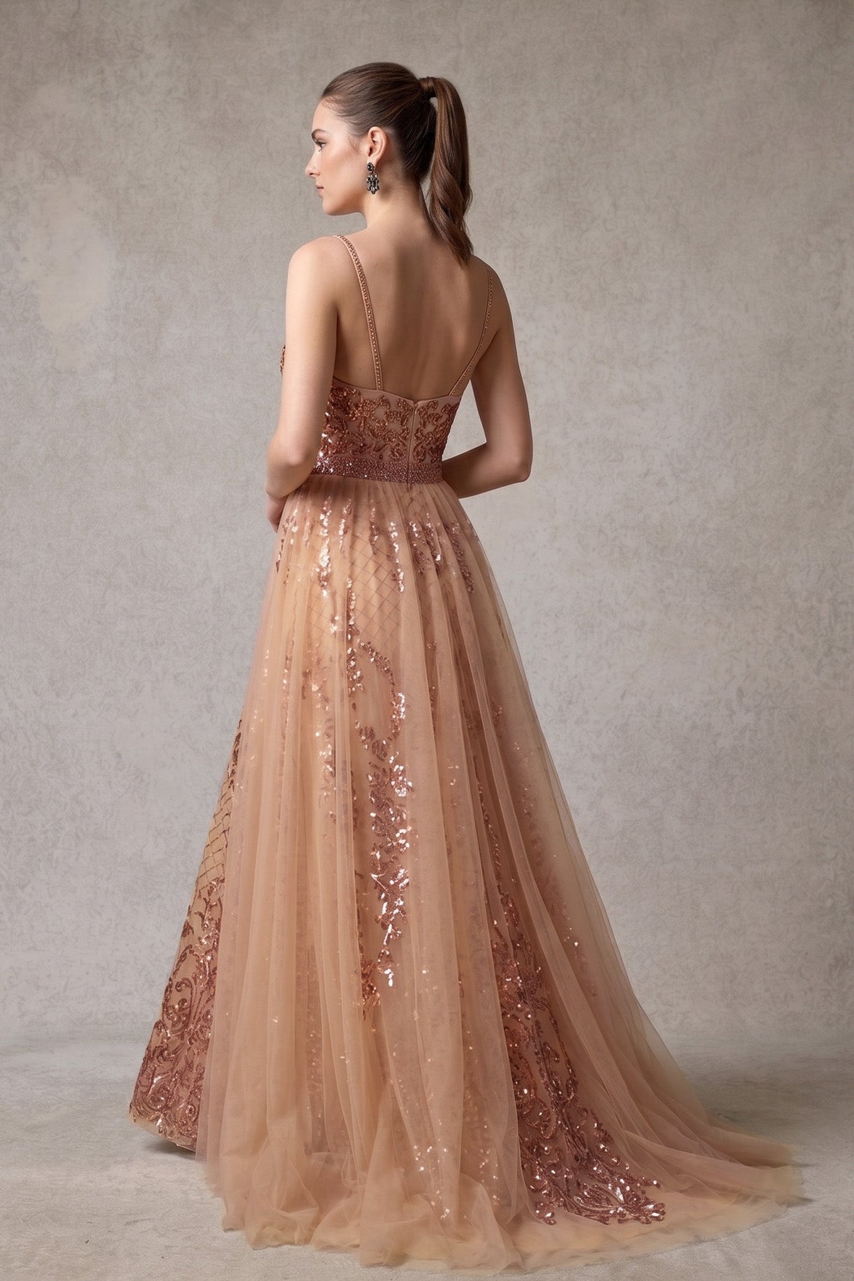 Vestido Bordado con Tirantes y Sobrefalda de Tul, Colores Burgundy y Rse Gold