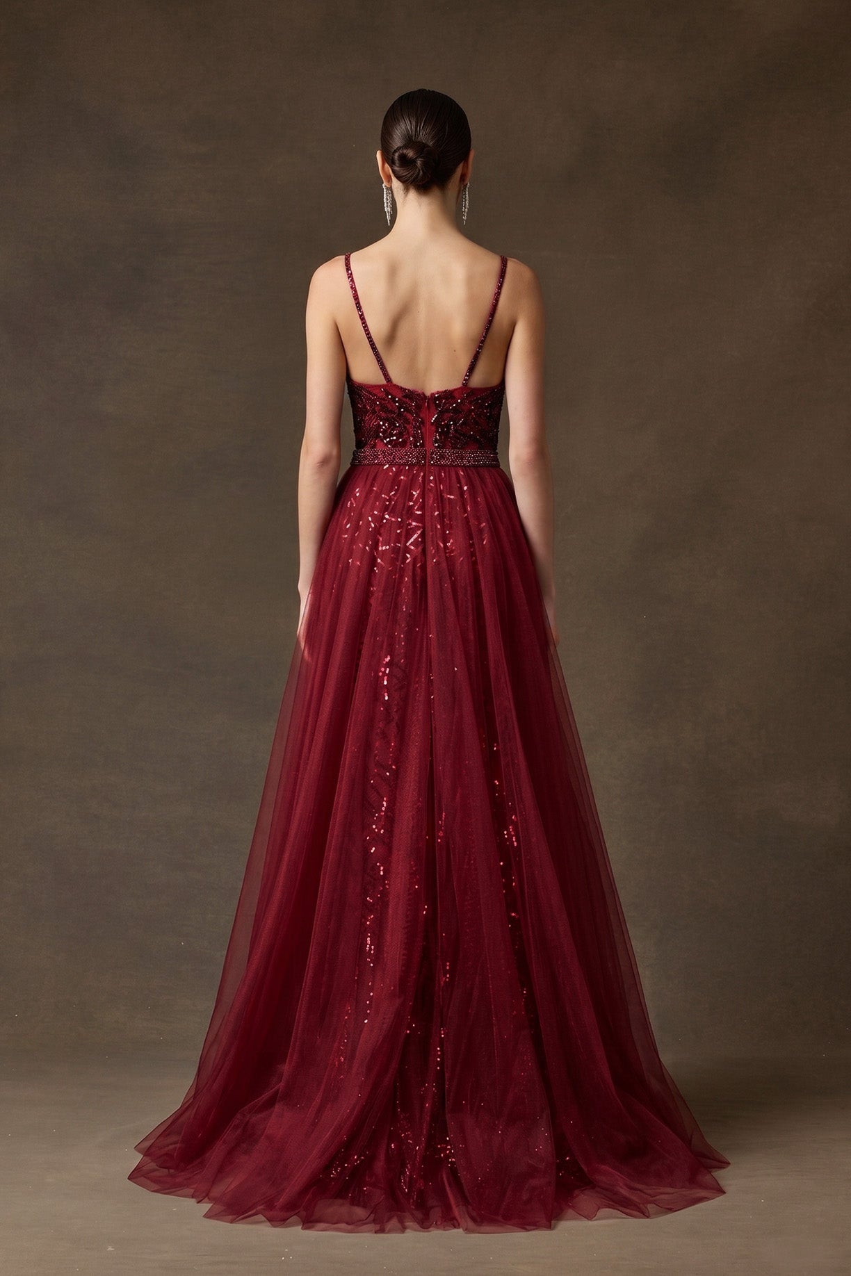 Vestido Bordado con Tirantes y Sobrefalda de Tul, Colores Burgundy y Rse Gold
