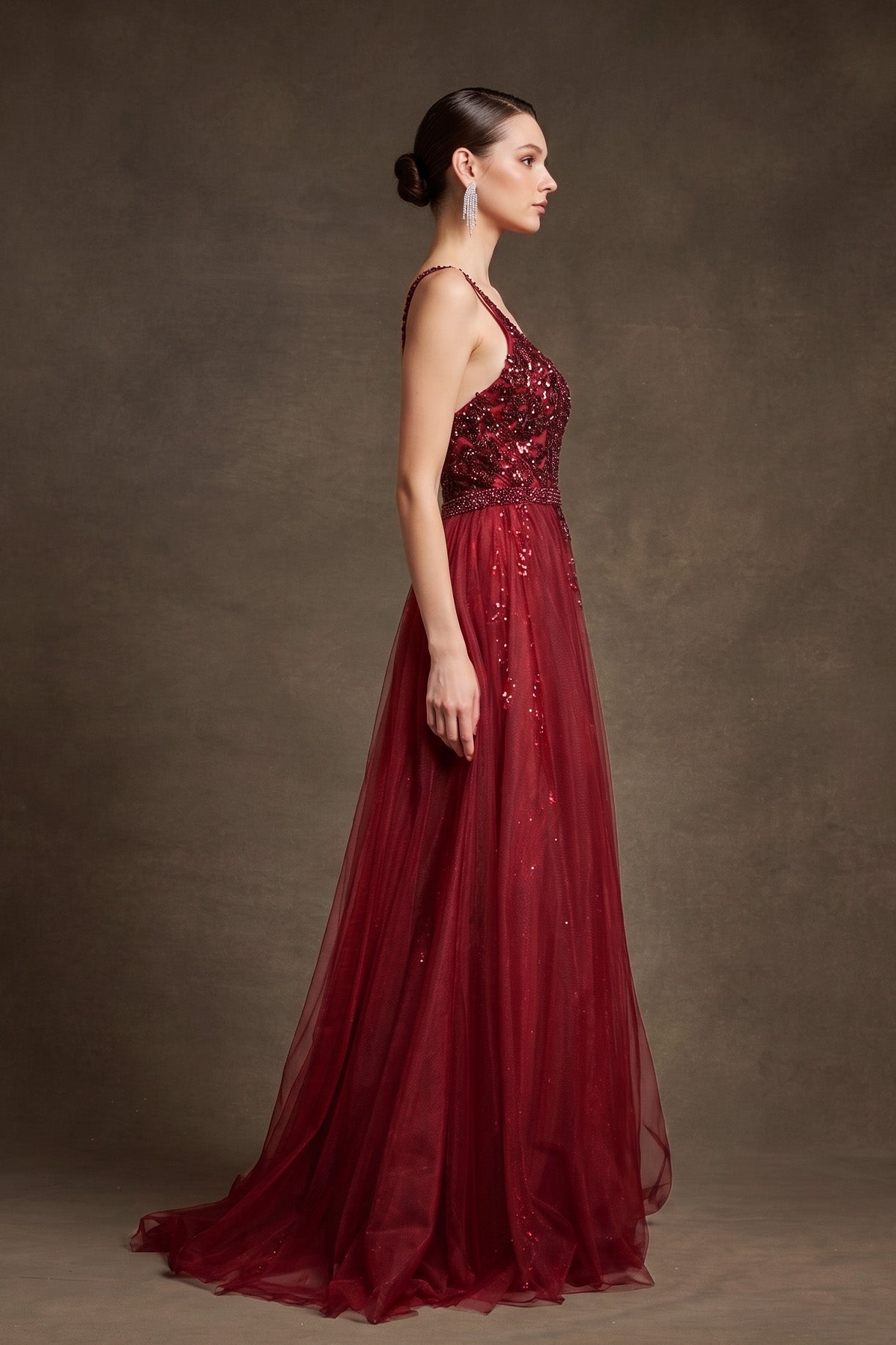 Vestido Bordado con Tirantes y Sobrefalda de Tul, Colores Burgundy y Rse Gold