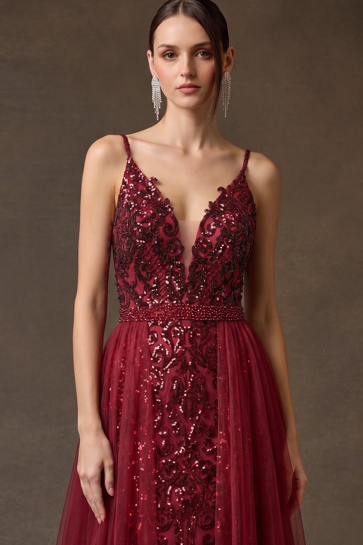 Vestido Bordado con Tirantes y Sobrefalda de Tul, Colores Burgundy y Rse Gold