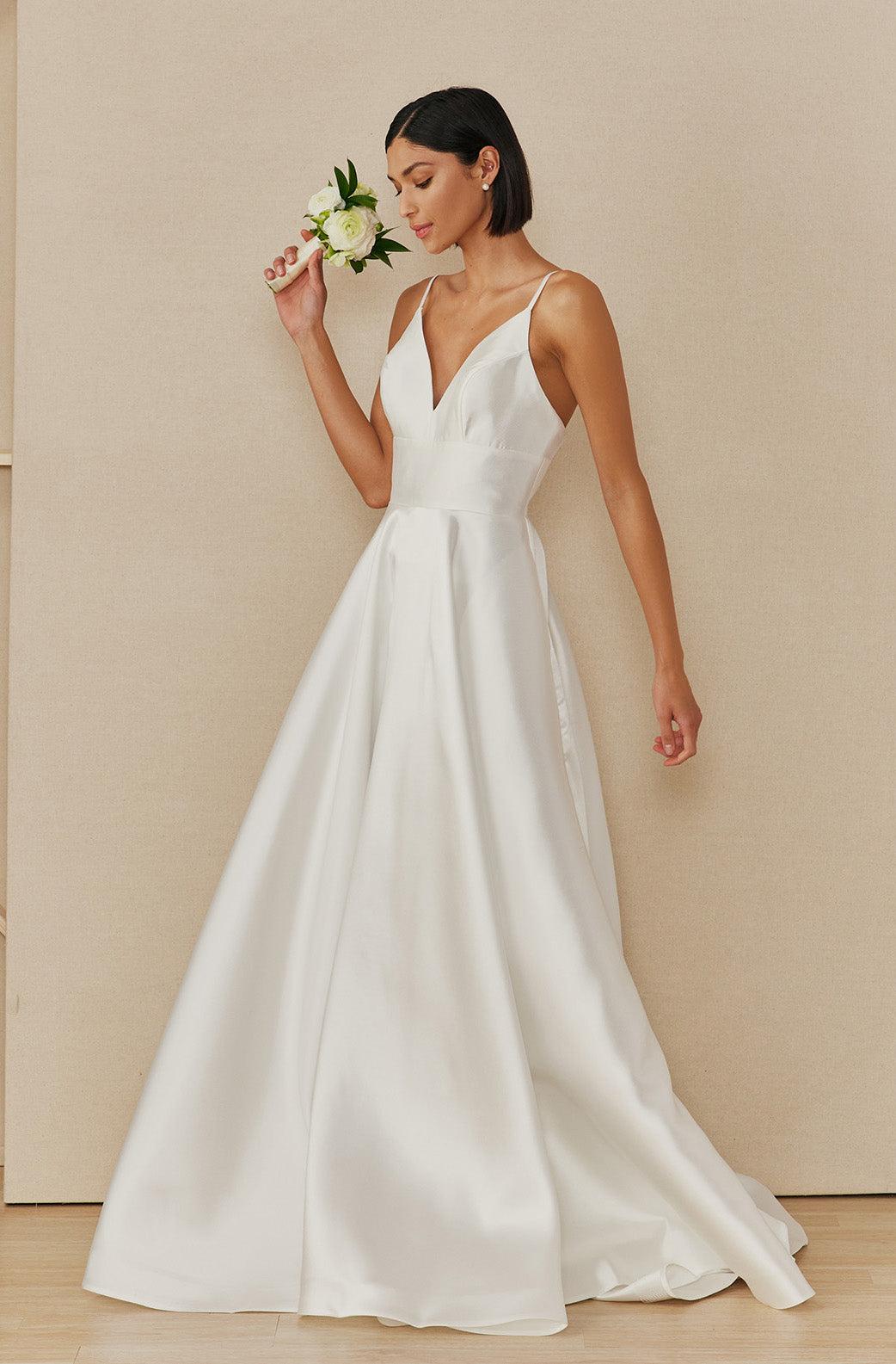 Vestido Corte en A con Tirantes y Escote en V, Color Off White