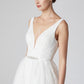 Vestido de Novia en Línea A de Encaje con Cinturón y Escote en V, Color Off White.