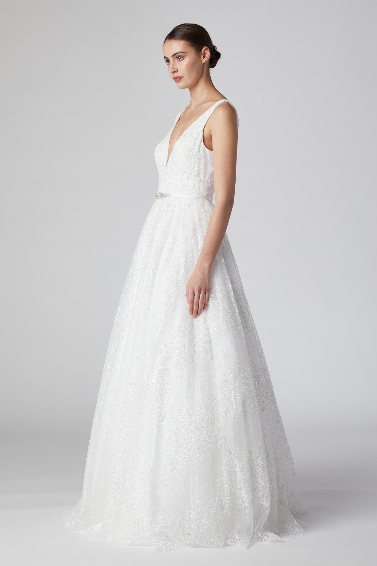 Vestido de Novia en Línea A de Encaje con Cinturón y Escote en V, Color Off White.