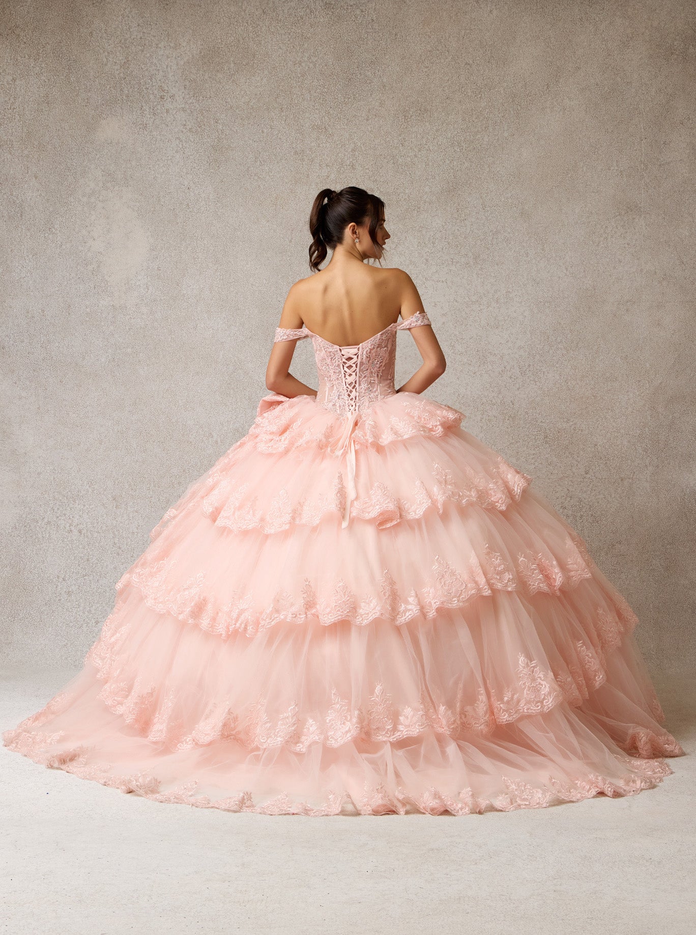Vestido de XV Años con Hombros descubiertos y Cintas ajustables en la Espalda.. (Dos Colores)