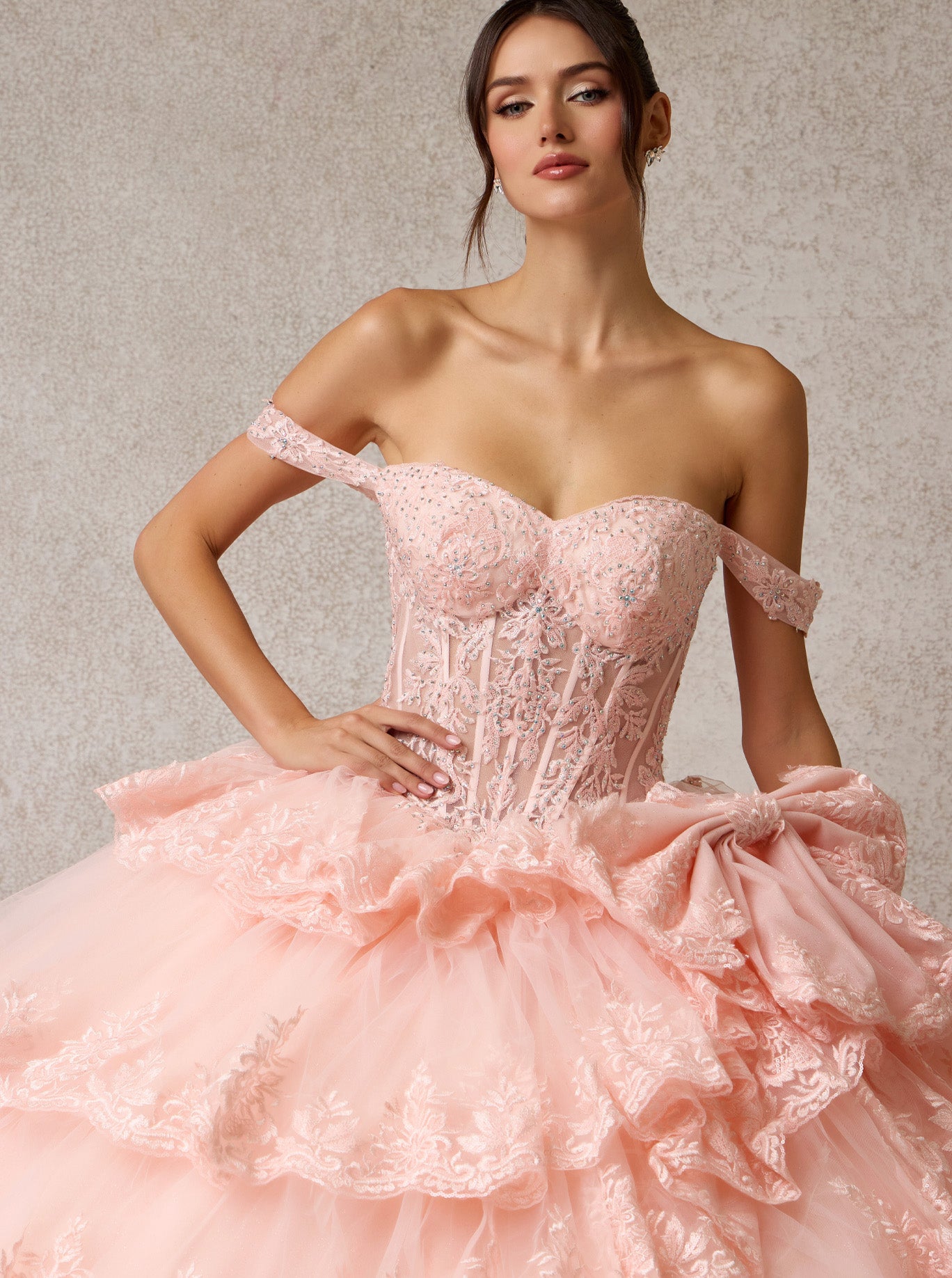 Vestido de XV Años con Hombros descubiertos y Cintas ajustables en la Espalda.. (Dos Colores)