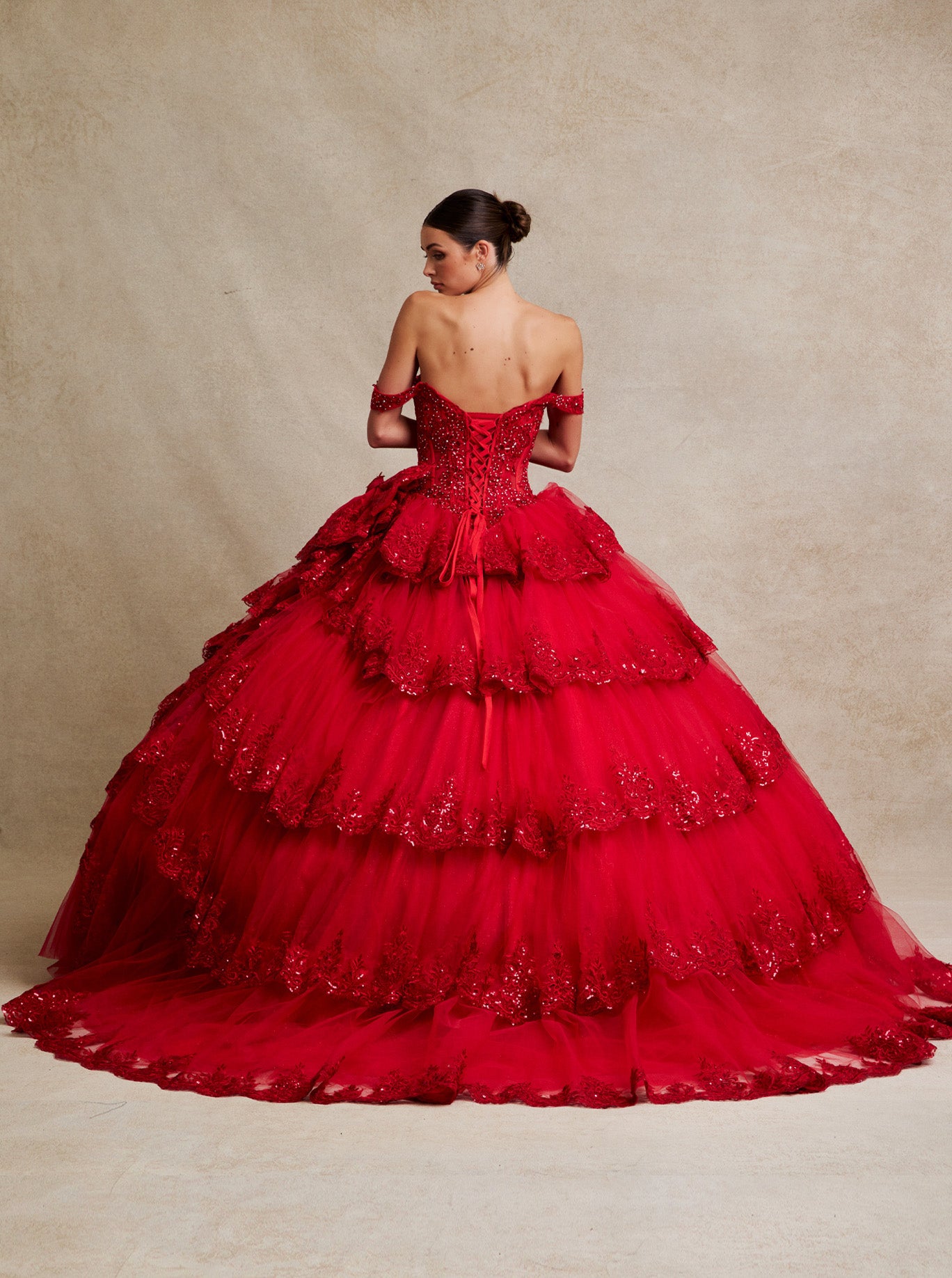 Vestido de XV Años con Hombros descubiertos y Cintas ajustables en la Espalda.. (Dos Colores)