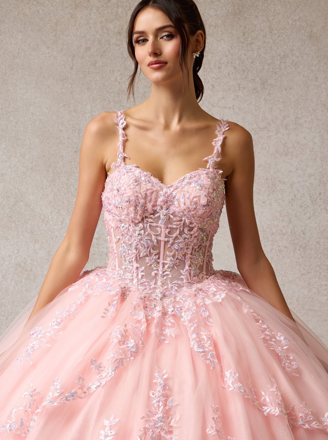 Vestido de Fiesta con Tirantes Escote de Corazón Aplicaciones en Encaje Color Sage y Blush