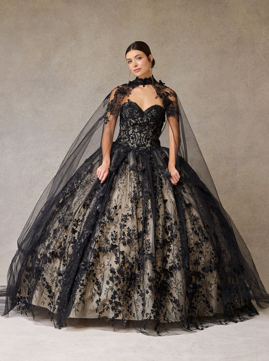 Vestido de Fiesta con Escote de Corazón y Aplicaciones en Flores con Capa tipo Velo, Colores Black-Nude y Ligth Pink