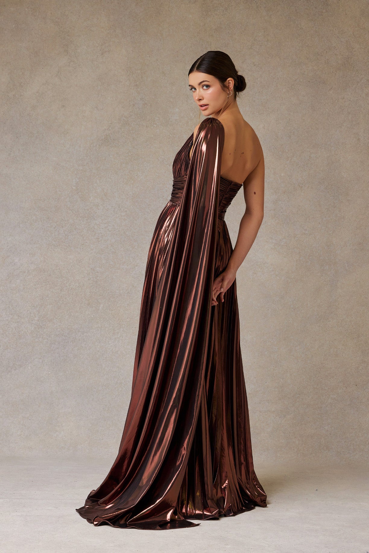 Vestido Metalizado de un Hombro Color Bronze